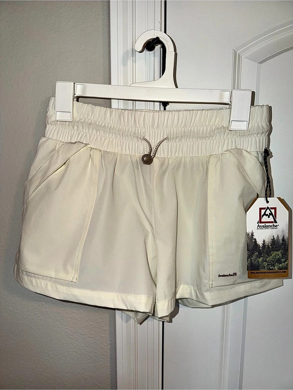 Avalanche Athletic Shorts in Cream Size Small NWT